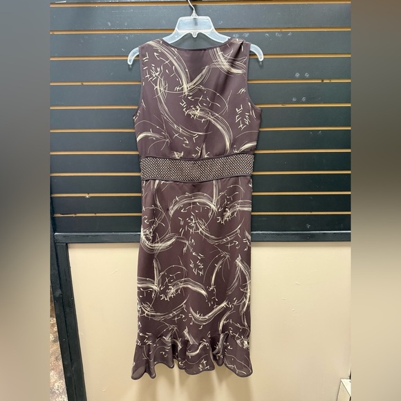 Elegant Brown Sleeveless Dress - Picture 3 of 3